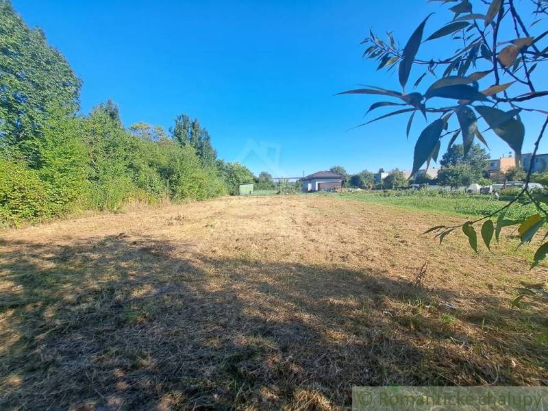 Lakótelek zöldövezetben Hosťovában napos időben.