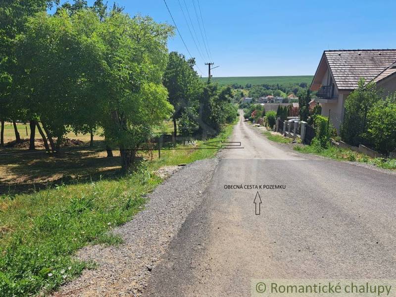 Hosťová út zölddel körülvéve, alkalmas lakótelkek számára.