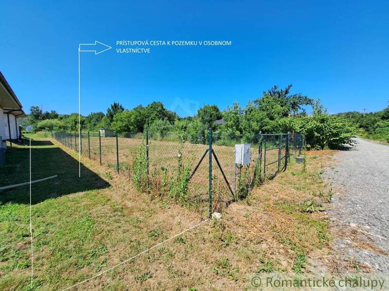 Lakóterület Hosťovában saját megközelítési úttal körülhatárolva.