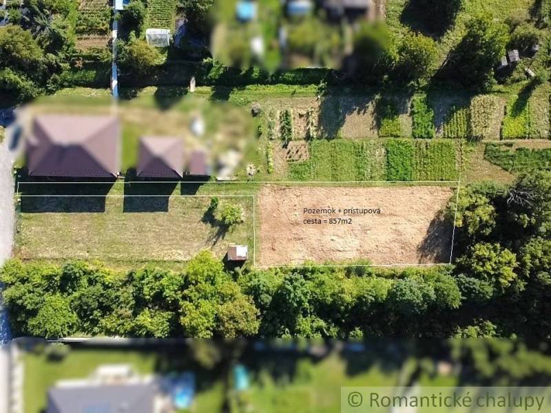 Építési telek Hosťovában, kertben megközelíthető úttal, 857 m²-es.