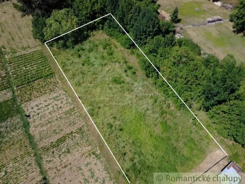 Lakóterületek Hosťovában, természet és fák által körülvéve, ideálisak kertnek.