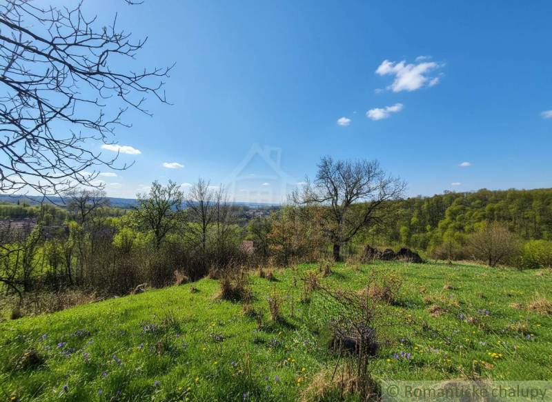 Krupinai táj virágzó rétekkel, alkalmas lakóterületnek panorámás kilátással.