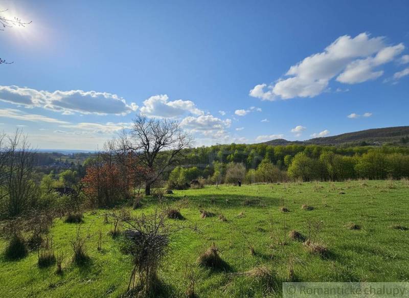 Krupinai táj rétekkel és fákkal, lakóterületekre alkalmas.