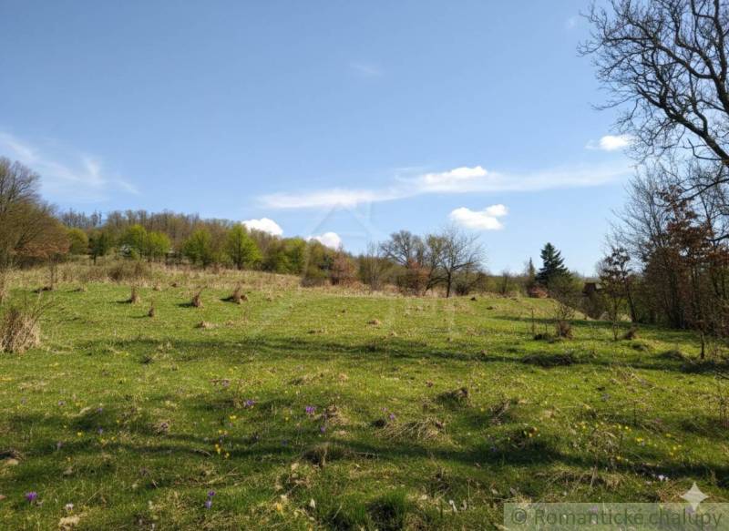 Rétek Krupinában a lakóterületek számára - virágokkal és gondozott zöldterülettel.