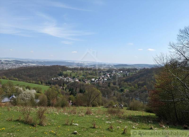 Tájkép a Krupina községre és a környező természetre a lakóterületek számára.