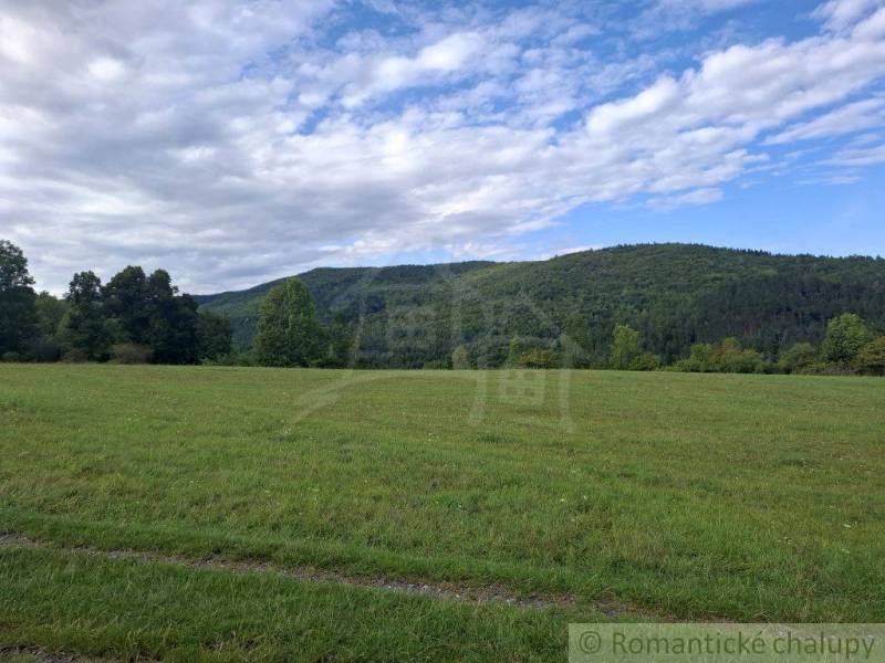 A Horný Tisovník területén található zöld területek és dombok lehetőséget kínálnak telkek - lakóhelyek számára.