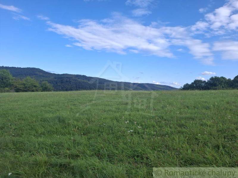 Zöld rét dombokkal és éggel Felsőtisovnikban, alkalmas telkek számára - lakóhely.