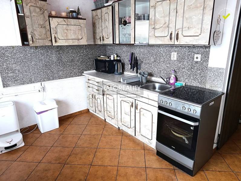 Konyha csempével és konyhabútorral egy kétszobás lakásban.