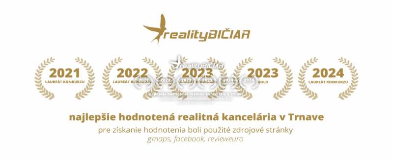 Az ingatlaniroda díjai a Saleziánska utcában, Nagyszombatban.