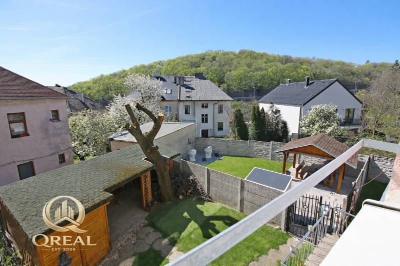 Udvar pavilonnal és fa menedékkel a Boskovičova utcában, Pozsony - Újváros.