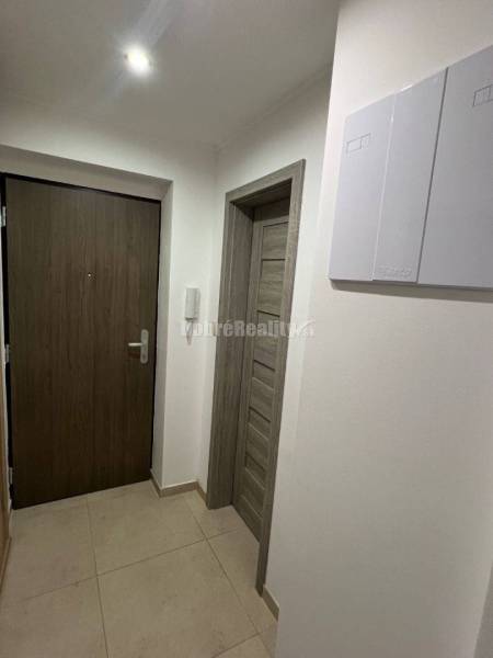 Előszoba egy 2 szobás lakásban csempével és faajtókkal.