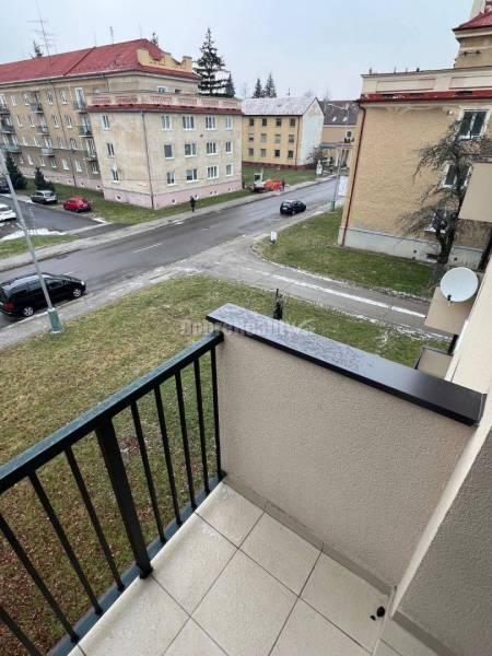 Kilátás egy kétszobás lakás erkélyéről a Prievidzai Svätoplukova utcán.