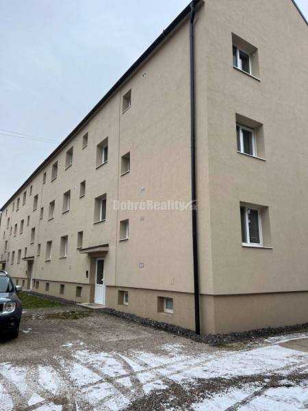 A Szvatopluk utca lakóházának külső része Privigyén, amely alkalmas egy kétszobás lakás számára.