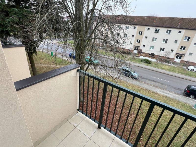 Kilátás az erkélyről a Prievidza-i Svätopluk utca felett, amely a 2 szobás lakás környékét ábrázolja.