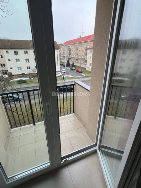 Erkélyajtó egy kétszobás lakásban, kilátással a Prievidza-i Svätoplukova utcára.