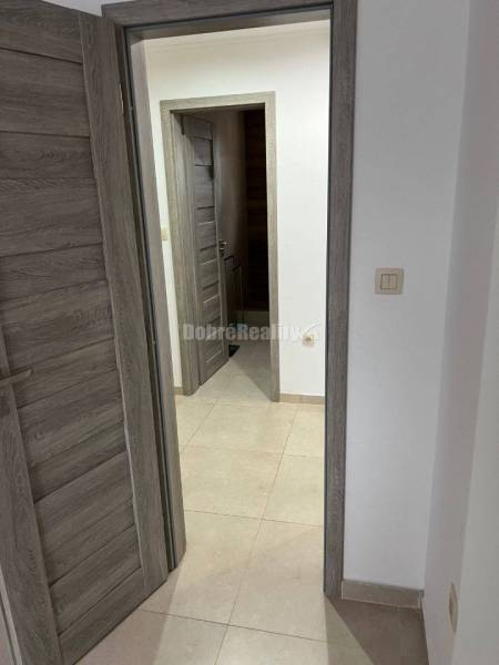 2 szobás lakás belső tere csempével, fa dekorált ajtókkal.