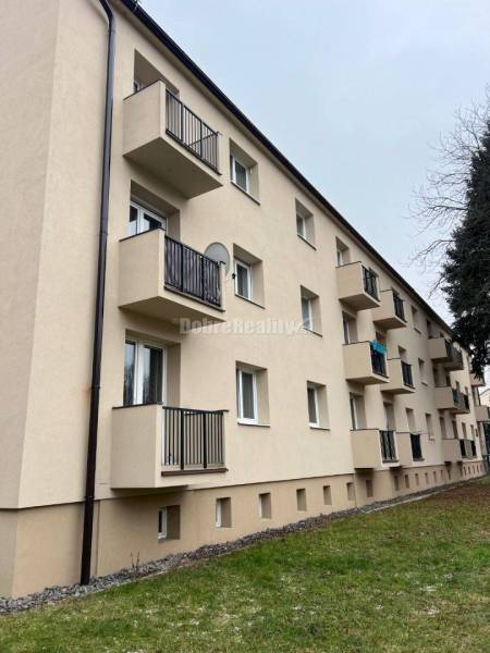 Épület erkélyekkel a Szvatopluk utca, Privigye, 2 szobás lakásokat kínál.