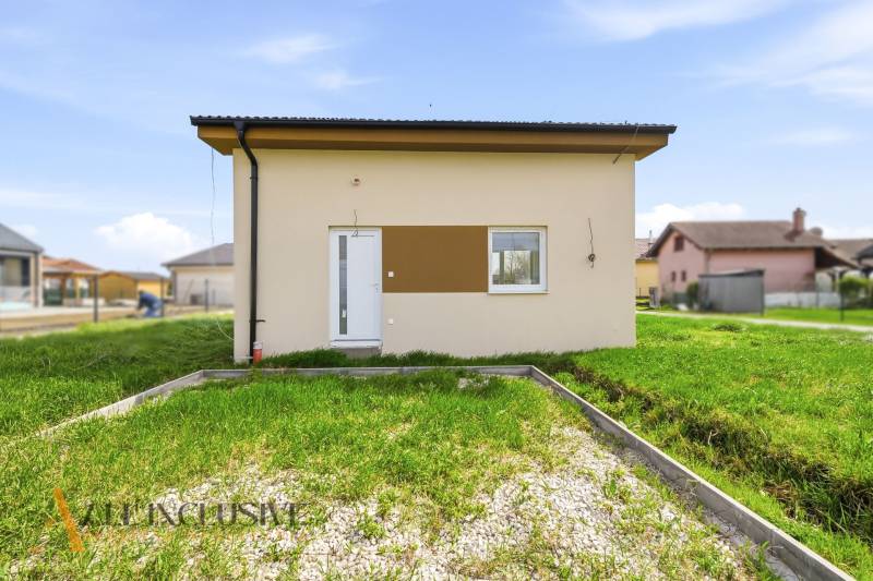 Ház Vojka nad Dunajomban füves udvarral és minimalista homlokzattal.