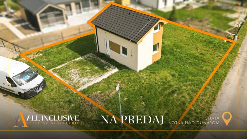 Ház Vojka nad Dunajomban tágas telken, úttal és szállítójárművel határolva.