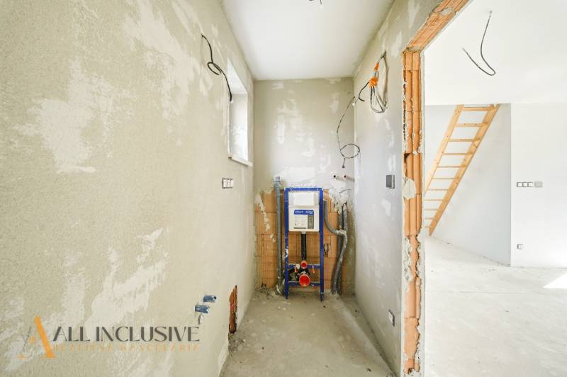 Az építkezés egy lépcsős és befejezetlen falakkal rendelkező házban.