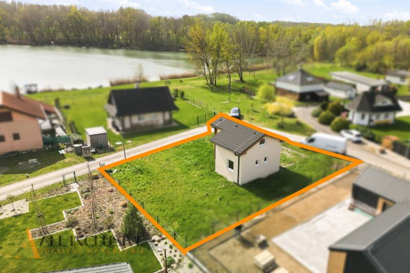 Vízparti ház Vojka nad Dunajom községben, nagy füves telekkel.