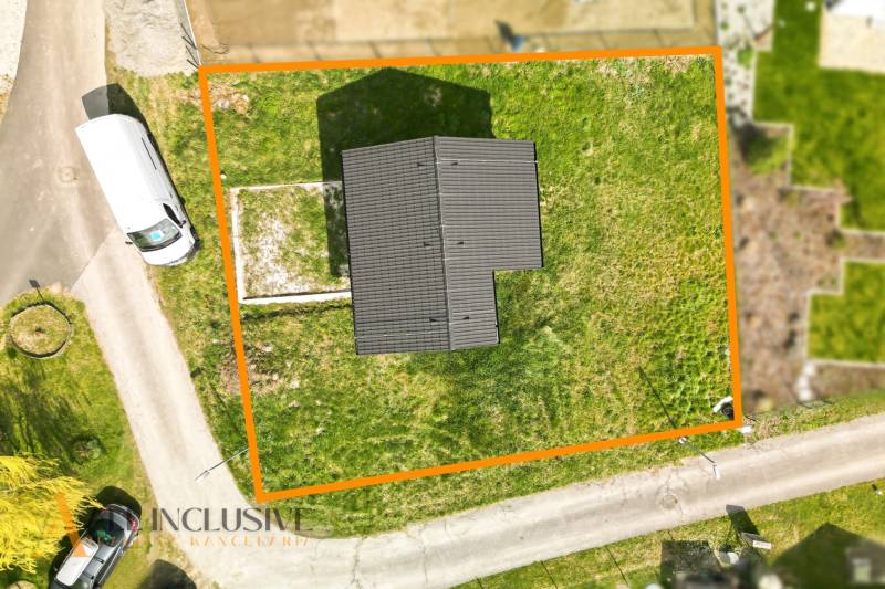 Légi felvétel a Vojka nad Dunajom-i házról, amelyet zöld terület vesz körül.