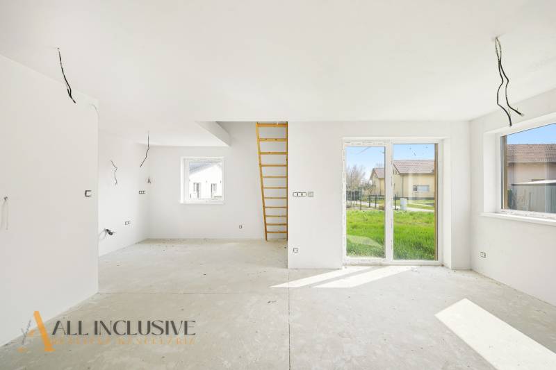 A kunyhó belseje nyitott térrel, üres szobával és kilátással a Vojka nad Dunajomra.