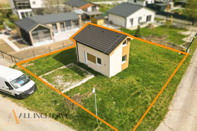 Ház Vojka nad Dunajom településen, saját telken, egy parkoló furgon mellett.