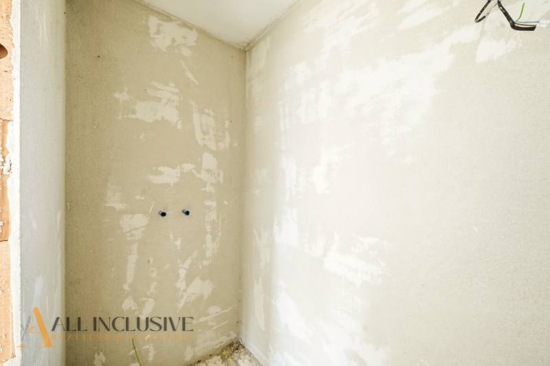 Nyers falak egy otthonos faházban, amelyek befejezésre és felújításra várnak.