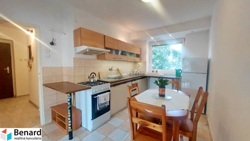 Konyha konyhabútorral és étkezőasztallal egy kétszobás lakásban.