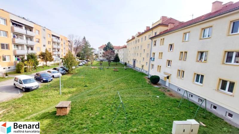 Lakóházak és parkoló a zöld udvarok között a Béke védői utcában, Eperjesen.