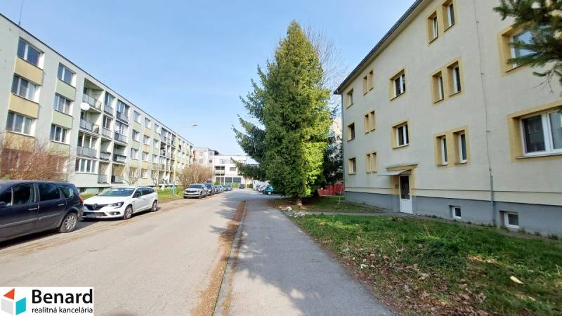 Épületek és autók az Obrancov mieru utcában, Eperjesen, alkalmasak egy kétszobás lakás számára.