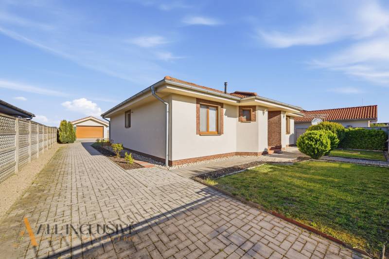 Családi ház Kútnikokban, burkolt járdával és gondozott kerttel.