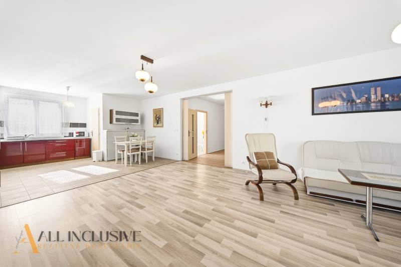 Világos nappali konyhával, fa dekoros padlóval, étkező sarokkal.