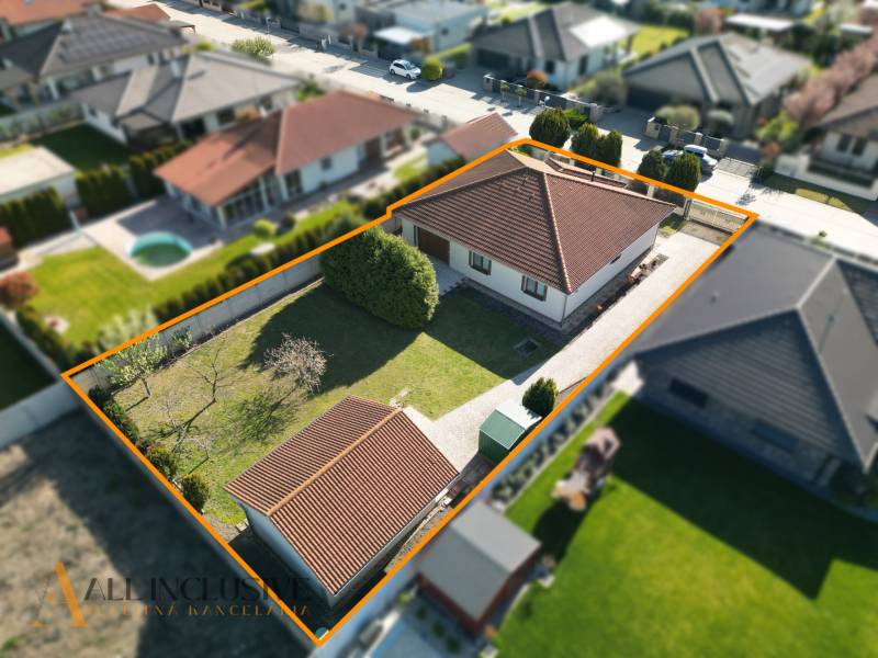 Családi ház Kútnikokban kerttel és parkolóval, kerítéssel körülvéve.