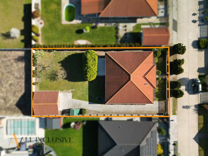 Családi ház légifelvétel piros tetővel Kútnikokban.