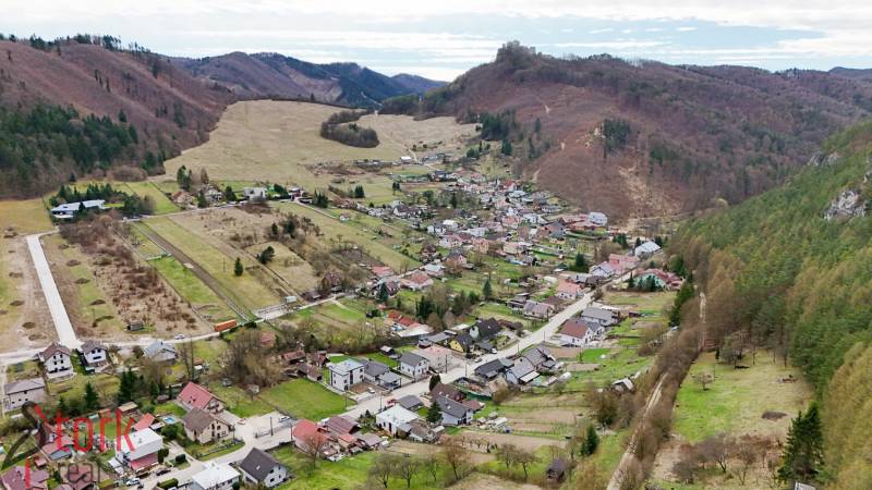 Légifelvétel egy faluról hegyvidéki táj ölelésében Lietaván, a Majer utcában, Lakóövezeti telkek.