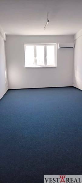 Irodák kék szőnyeggel és ablakkal, a Chovateľská utcában, Nagyszombatban.