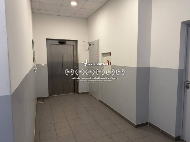 Belső tér lifttel, szürke burkolatok, Különleges ingatlanok.