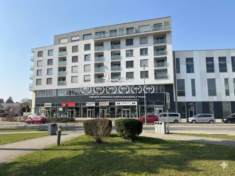 Különleges ingatlanok épülete a Pöstyén-i Nitrianska utcában 755, zöldterülettel.