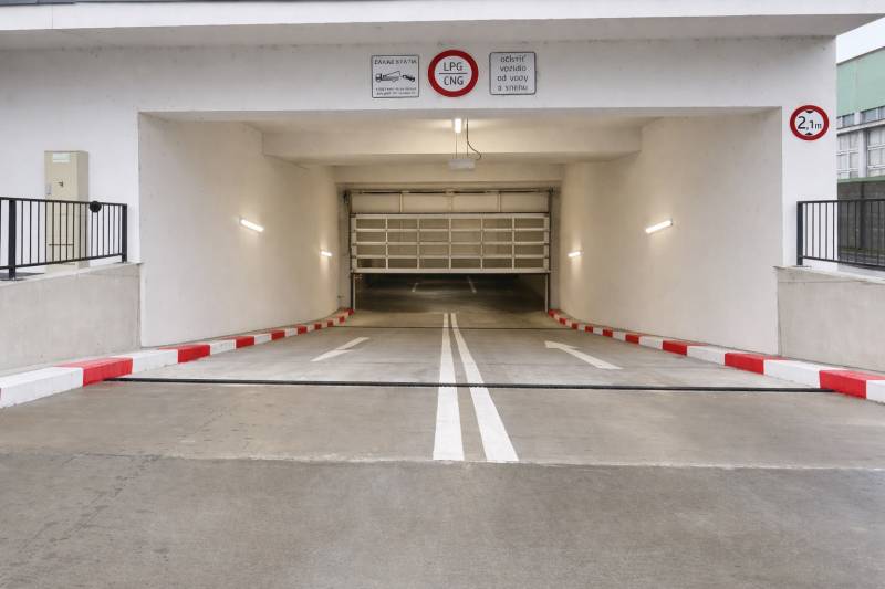Bejárat a garázsokhoz az Eduarda Wenzla utcában Pozsony - Récsén, magasságjelzéssel és LPG/CNG tilalommal.