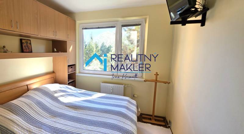 Hálószoba franciaággyal és beépített szekrényekkel egy háromszobás lakásban.