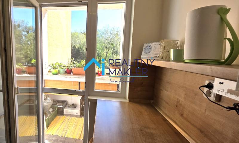 Hálószoba íróasztallal és erkéllyel a háromszobás lakásban.