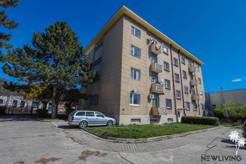 Társasház egy parkoló autóval a Sasinkova utcában, Pöstyénben.