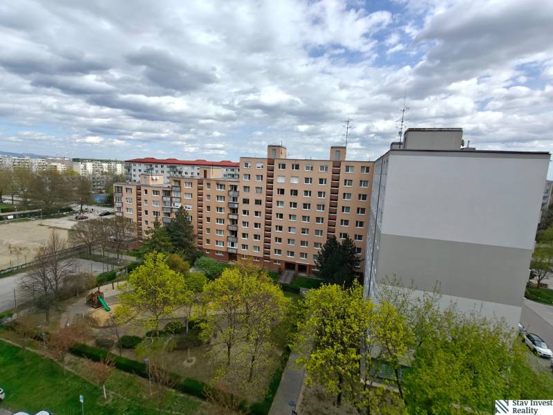 Kilátás a lakóházakra és a zöldterületre a pozsonyi Ružinovban, a Jašíkova utcában.