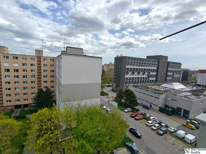 Lakóházak és zöldterületek a pozsonyi Ružinov városrészben található Jašíkova utcában.