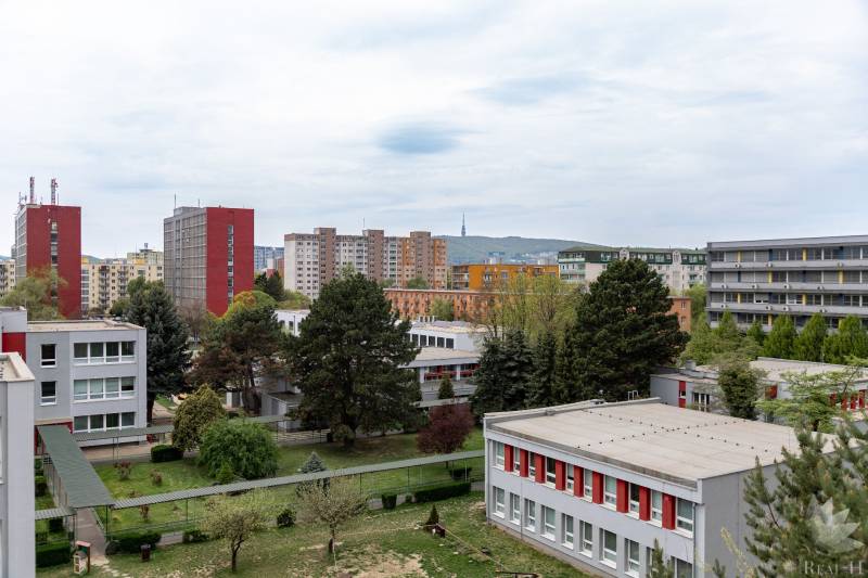 Kilátás a lakótelepi épületekre és a környező zöldterületre Pozsonyban - Ružinovban, a Medzilaborecká utcán.