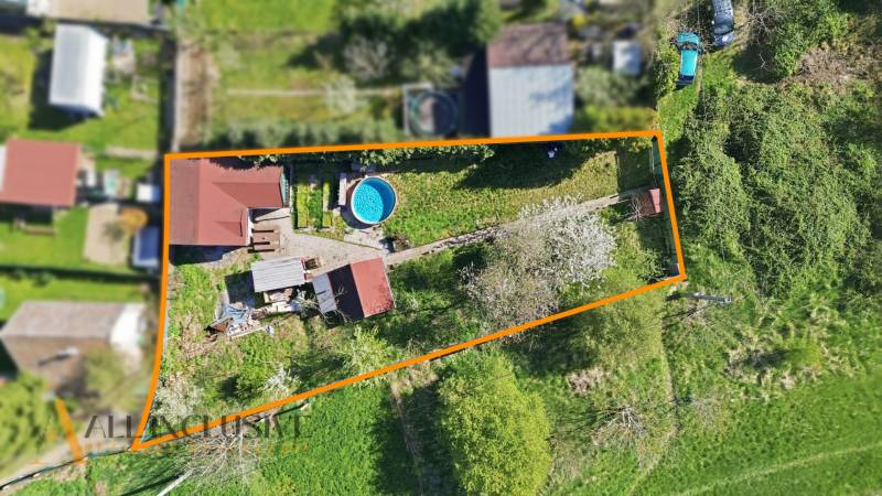 Légi felvétel egy kert medencével Királyfán.