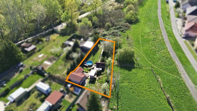 Légi felvétel a királyi udvarról, medencével és környező növényzettel.