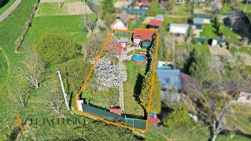 Légi felvétel a királyrévi kertről medencével és pavilonnal.